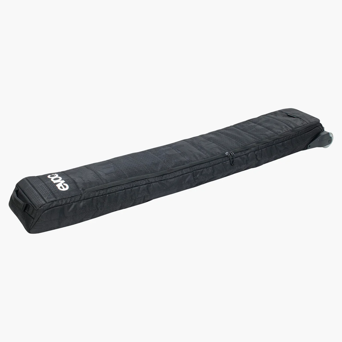 Schwarze Evoc Ski Roller Tasche, länglich, mit Rollen und Reißverschluss, liegend auf weißem Grund.