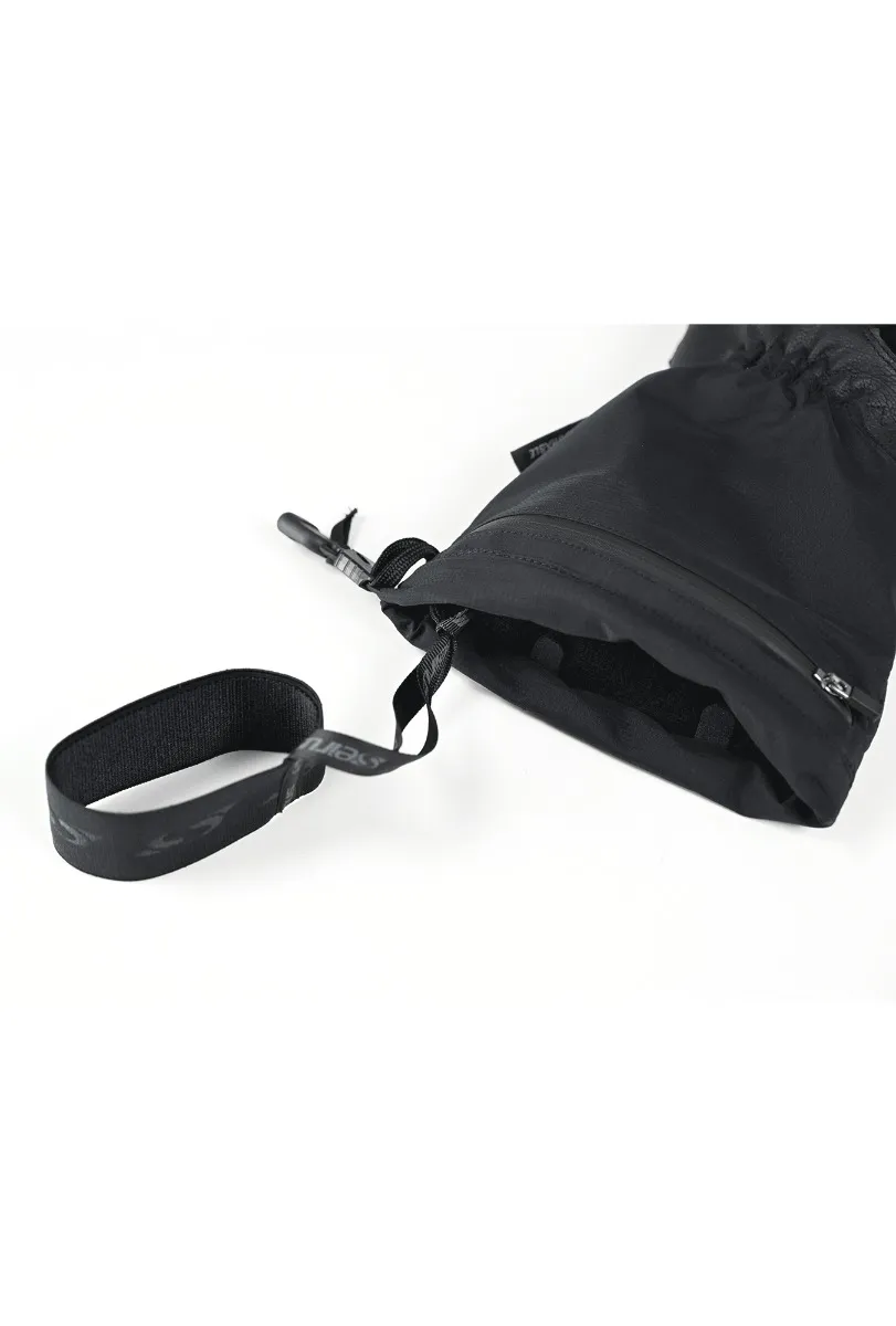 Nahaufnahme eines schwarzen Handschuhs mit elastischer Schlaufe, Teil der Comfort Leash, vor weißem Hintergrund.