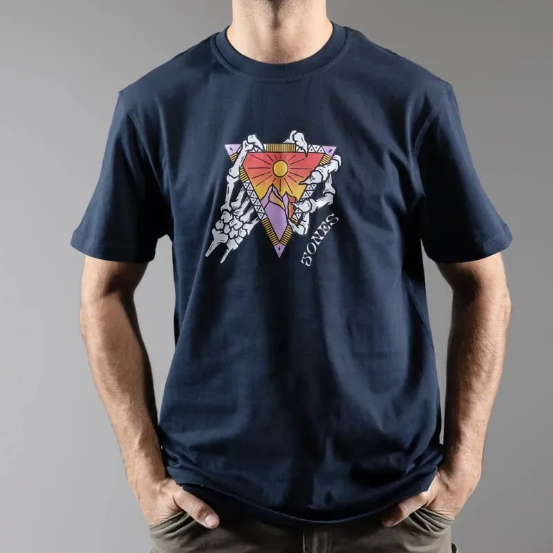 Marineblaues Jones Organic Cotton Tee mit Dreieck-Grafik aus Sonne, Berg und Skeletthänden.