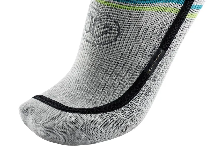 Nahaufnahme einer grauen Sidas Ski Heat Race S.E.T Socke mit dünnem Heizelement am Zehenbereich.