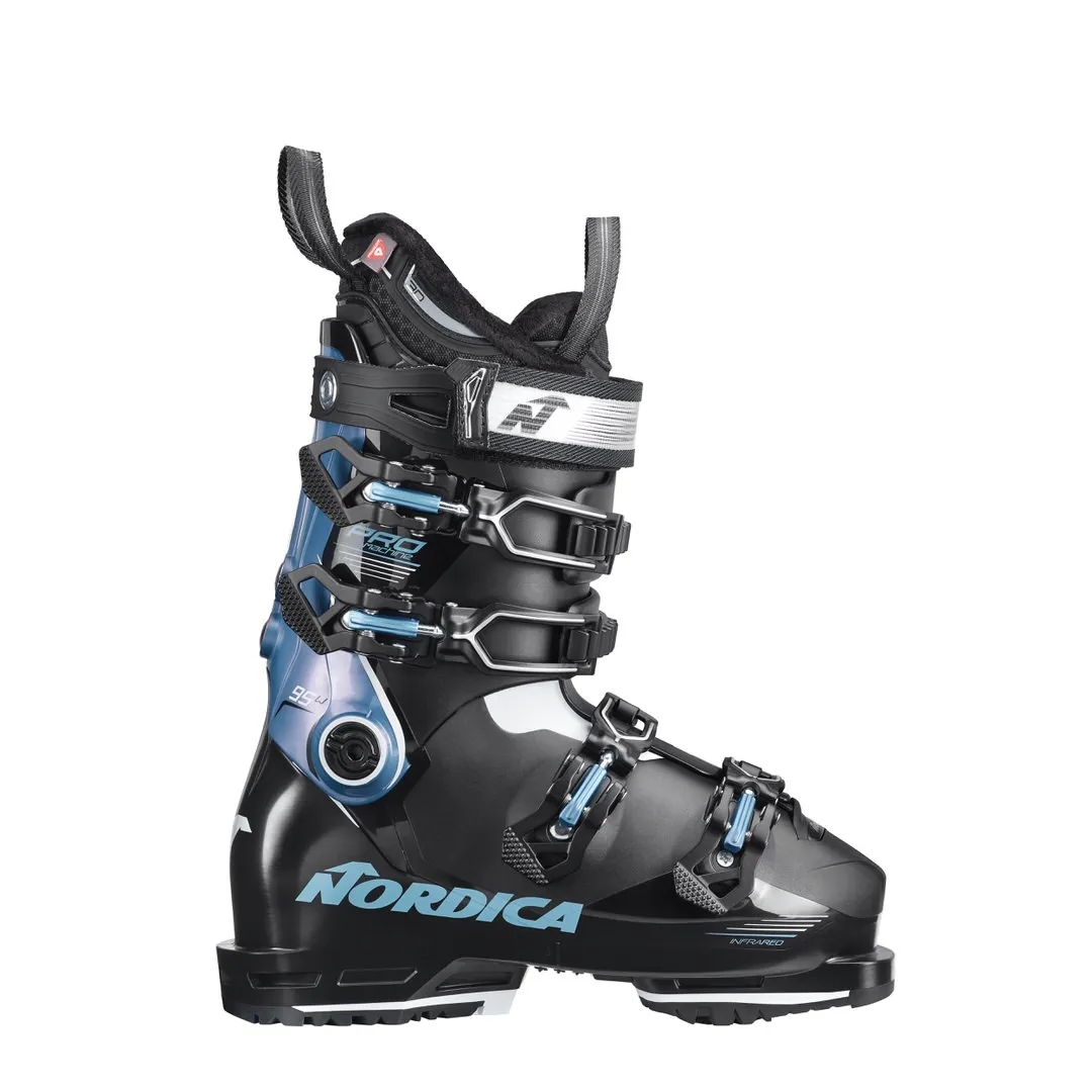 Nordica Promachine 95 W Skischuh, seitliche Ansicht. Schwarz und blau mit Schnallen und Innenschuh Details.
