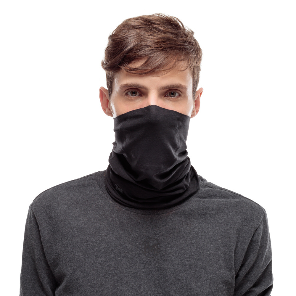 Schwarzer Buff für Männer Mann mit schwarzem Buff Filter Tube, der Nase und Mund bedeckt.