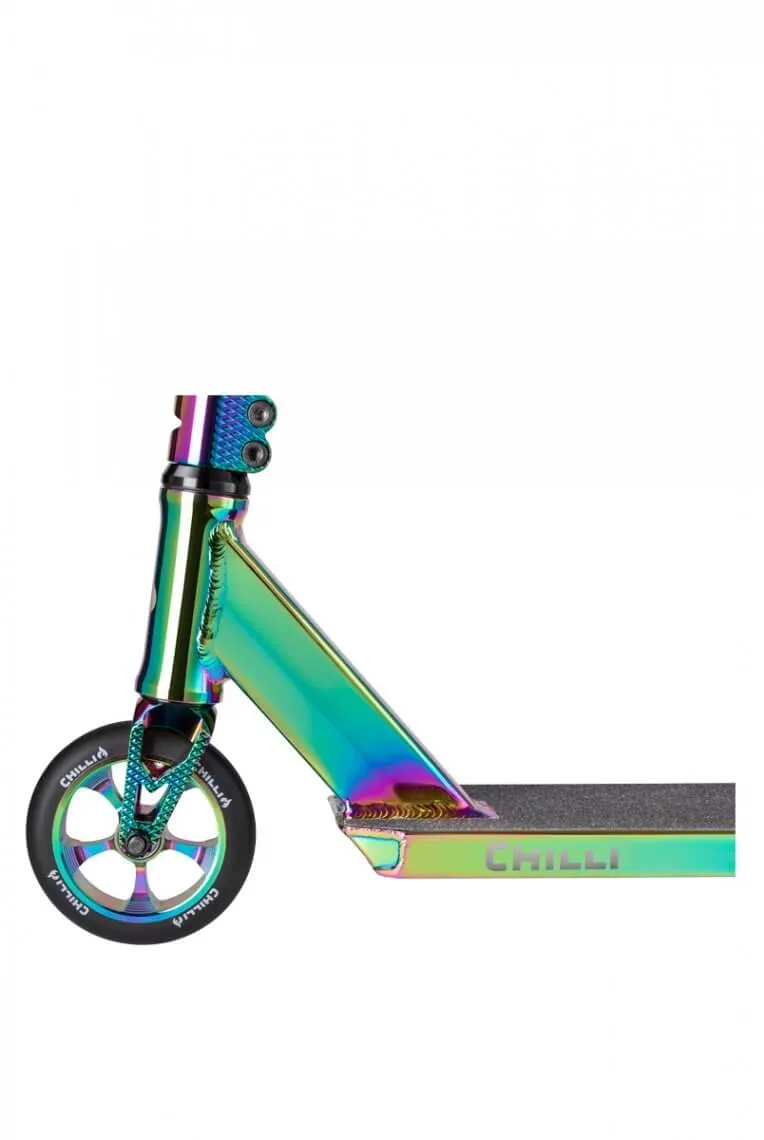 Detailaufnahme des Chilli Pro Scooter Reaper Reloaded V2 in Neochrome, mit Fokus auf Vorderrad, Gabel und Deck.