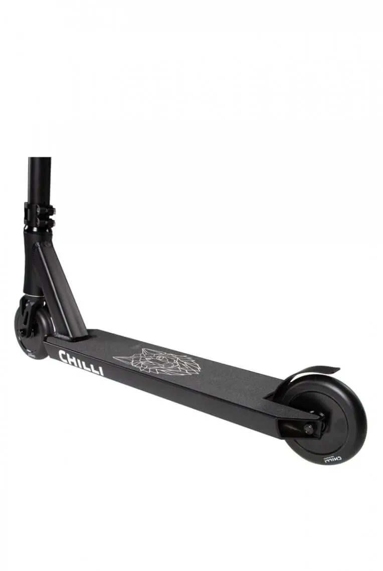 Schwarzer Chilli Pro Scooter Archie Cole, seitliche Ansicht. Design mit Wolfskopf auf dem Deck.