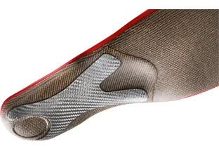 Detailansicht einer braun-silbernen Sidas Winter+ Sohle mit rotem Rand, Fokus auf Material und Struktur.
