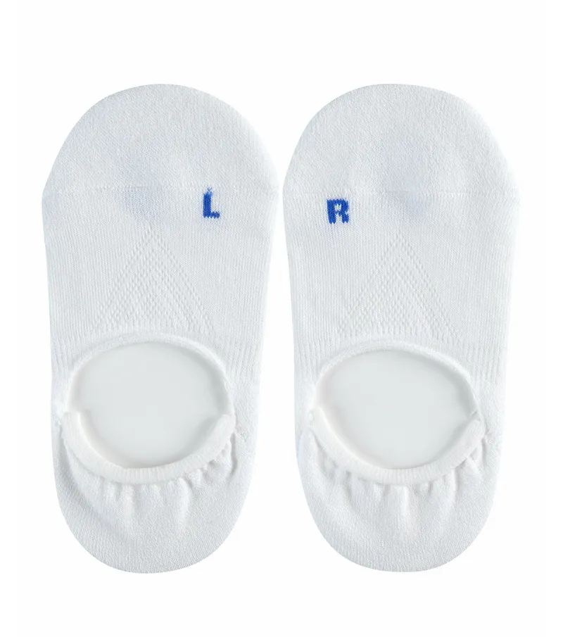 Zwei weiße Kinder Füßlinge, linker Fuß mit blauem "L", rechter Fuß mit blauem "R" markiert.