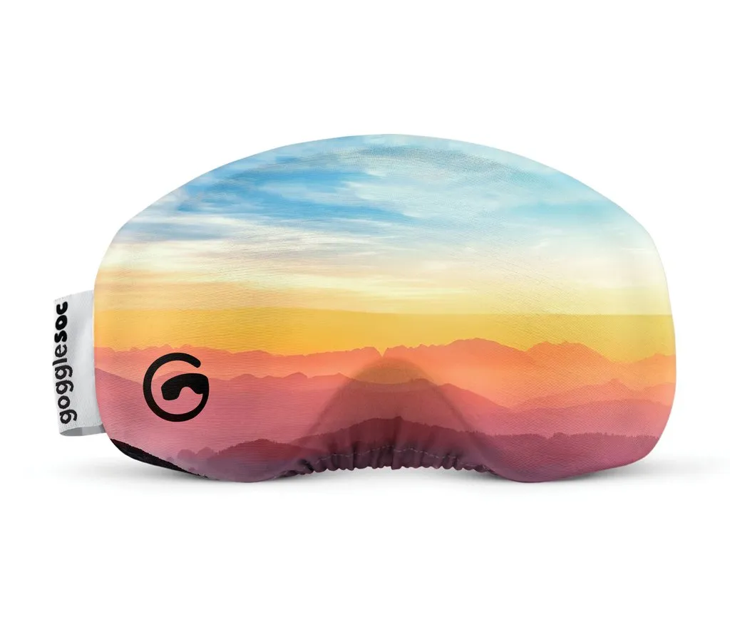 Mystic Soc Schutzhülle mit Bergpanorama im Sonnenaufgang Design.