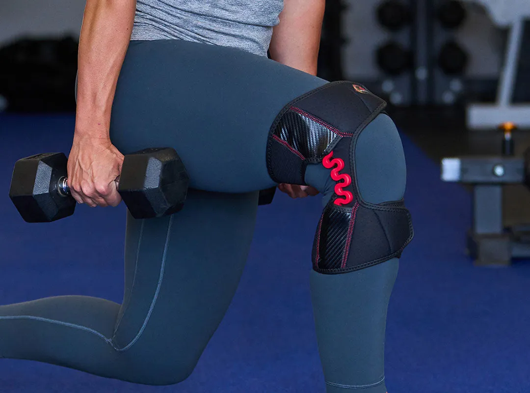 Person mit McDavid NRG Knee Over Wrap, Kniebandage mit Federscharnier, beim Gewichtheben.