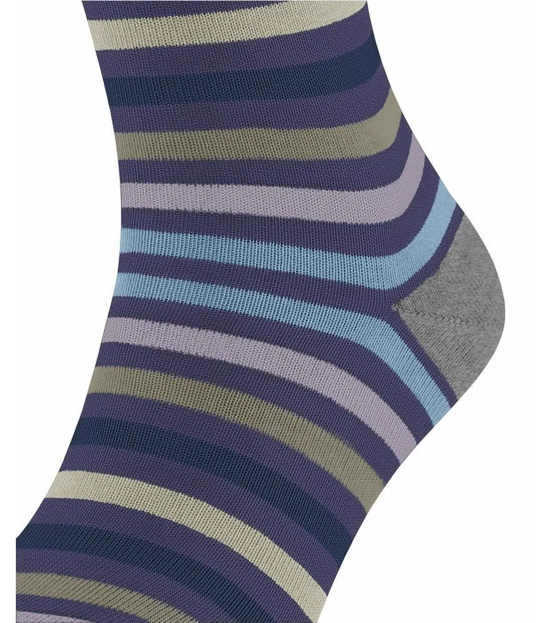 Nahaufnahme einer geringelten Falke Herrensocke, Viola, mit Ringeln in Lila-, Blau- und Grautönen.