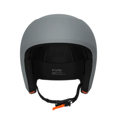 Grauer Skihelm von vorn, mit schwarzem Innenfutter, Ohrpolstern und Kinnriemen mit orangefarbener Schnalle.