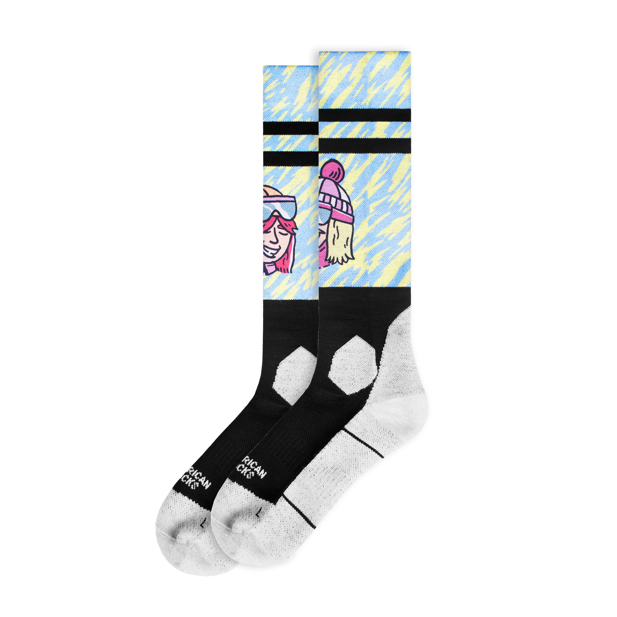 Paar Snow Socks mit blau-gelbem Muster, Ski-Motiven, schwarzen Streifen und schwarzem Fußteil.