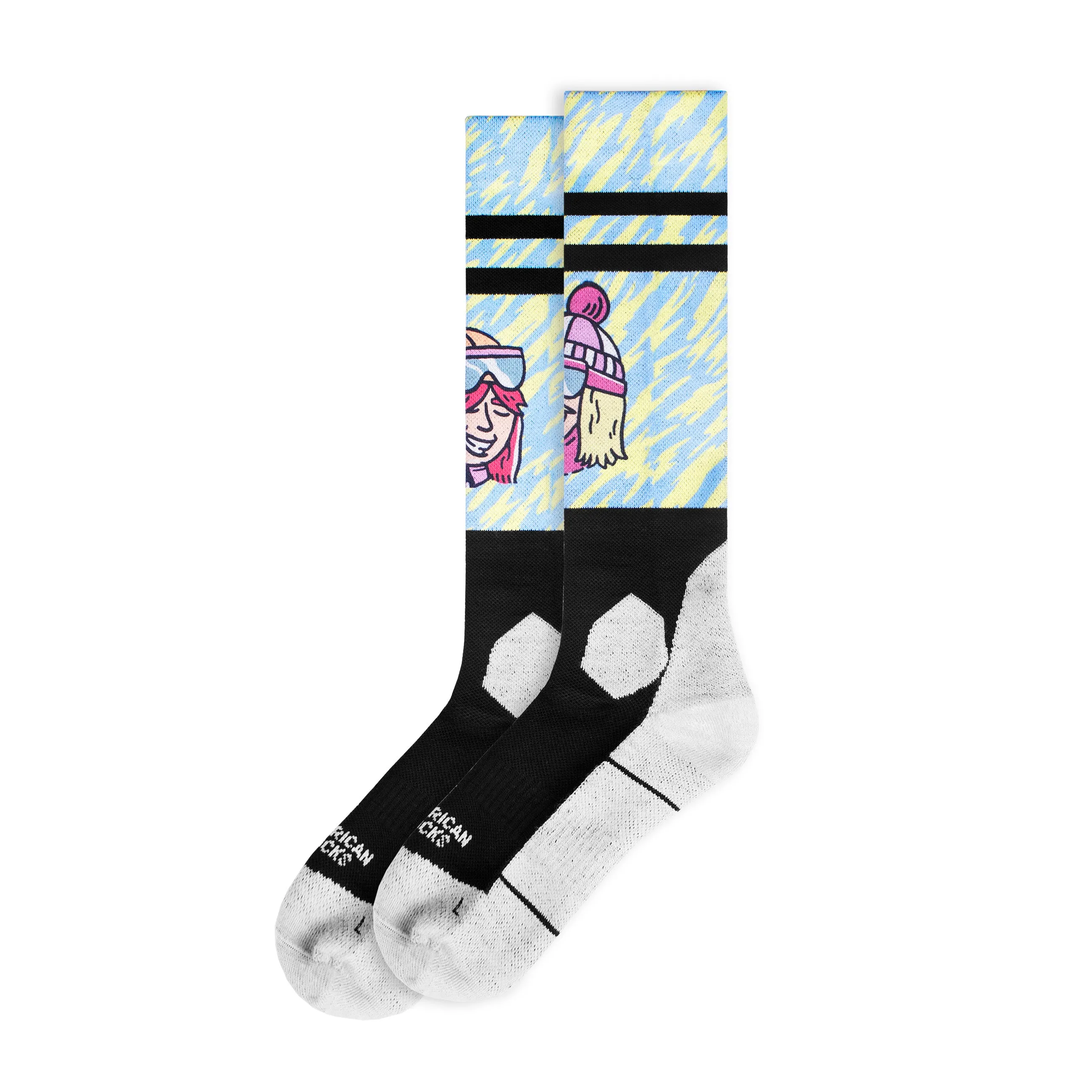 Paar Snow Socks mit blau-gelbem Muster, Ski-Motiven, schwarzen Streifen und schwarzem Fußteil.