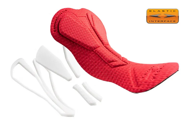 Nahaufnahme des roten, gepolsterten Sitzbereichs der Dynafit Ride Padded Under Short. Polsterung und Details sind sichtbar.