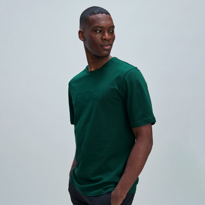 Junger Mann im grünen T-Shirt Ein junger Mann mit dunkler Hautfarbe trägt ein grünes T-Shirt mit kurzen Ärmeln und blickt über seine Schulter.