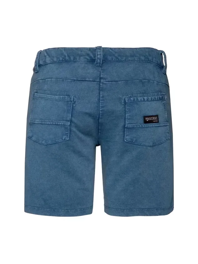 Eine von hinten abgebildete kurze Hose aus bläulichem Stoff mit zwei aufgesetzten, quadratischen Gesäßtaschen. Auf der rechten Tasche ist ein kleines, dunkles Etikett mit dem weißen Aufdruck "Protest" angebracht.