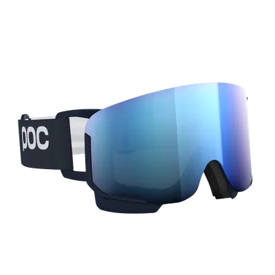 Eine dunkelblaue Skibrille mit blau verspiegelten Gläsern, seitlich mit dem weißen POC-Logo auf dem Band.
