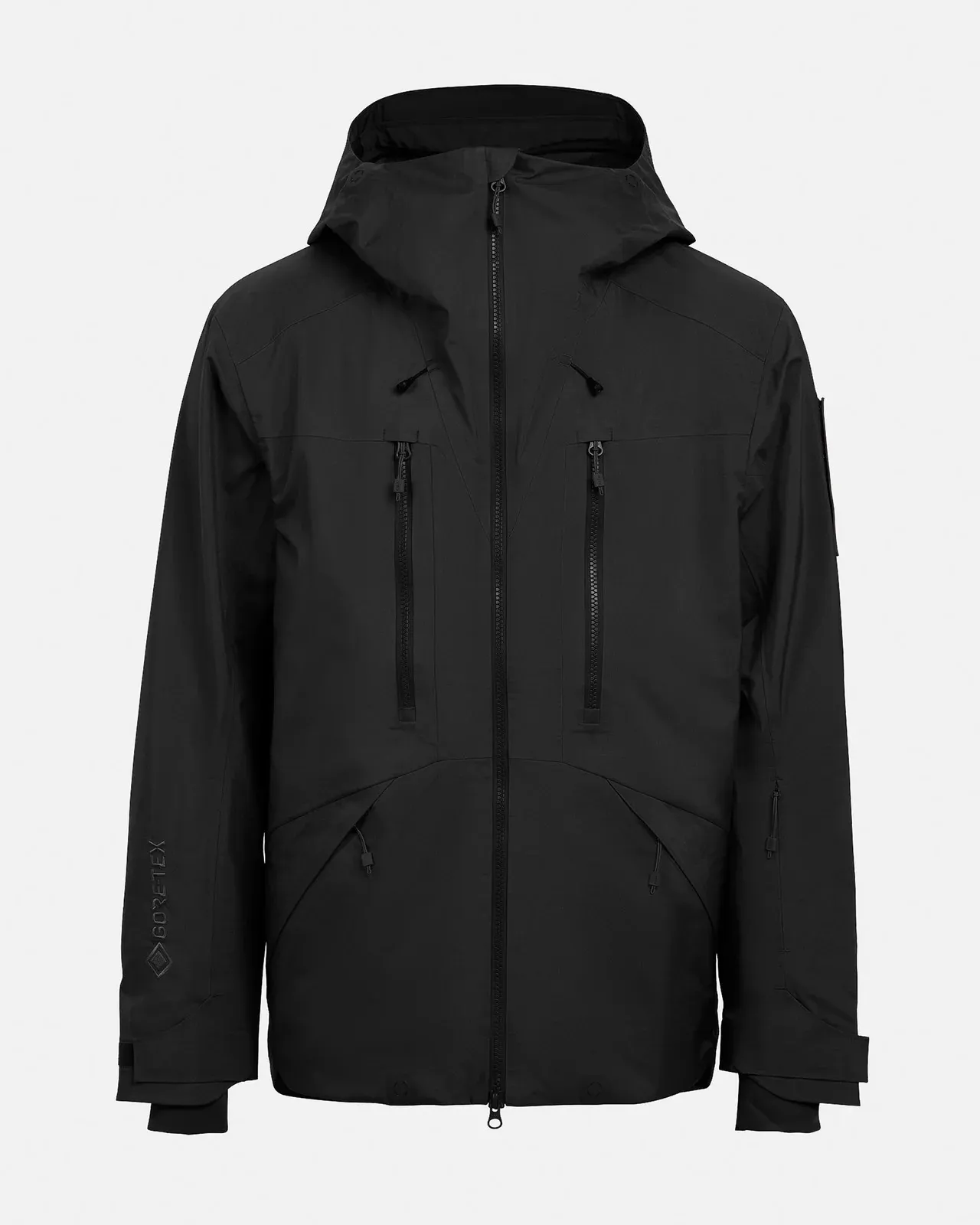 Schwarze The Mountain Studio Z-2 EPE Jacke mit Kapuze, Reissverschlüssen und Taschen auf hellem Hintergrund.