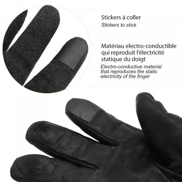 Detailaufnahme von Handschuhen mit Touchscreen-Sticker auf den Fingerspitzen. Textbeschriftung vorhanden.
