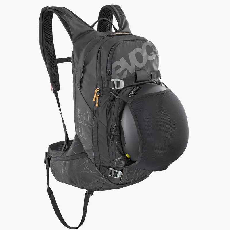 Schwarzer Evoc Line R.A.S. Protector 22L Rucksack mit Helmhalterung vor neutralem Hintergrund.