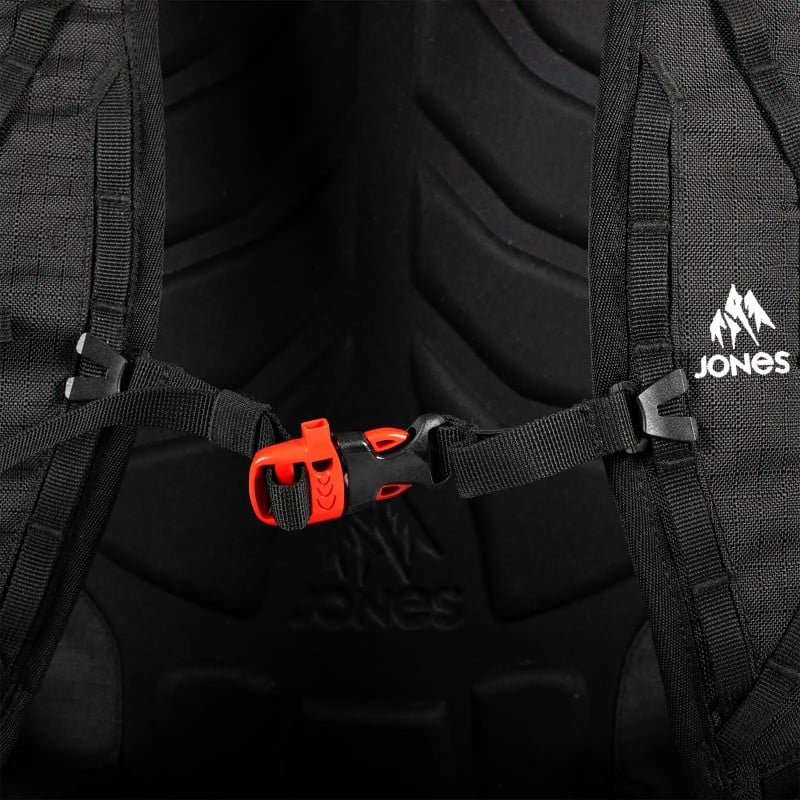 Detailansicht: Schwarzer Jones Further 25L Backpack mit rotem Verschluss und Logo.