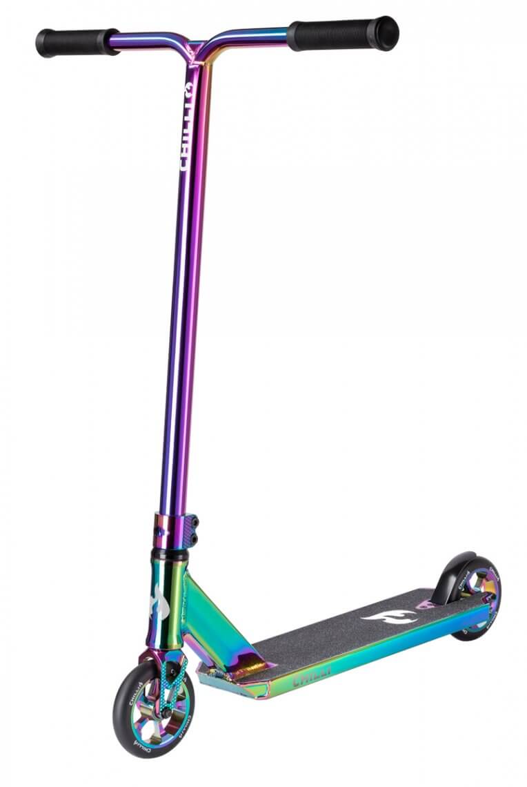 Neochrome farbiger Chilli Pro Scooter Reaper Reloaded V2 mit schwarzem Griff und Rollen auf weißem Hintergrund.