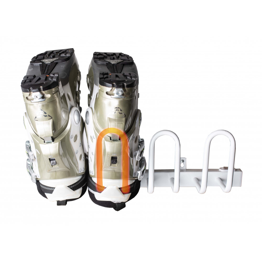 Zwei Skischuhe in einem weißen, an der Wand montierten Schuhhalter, Ansicht von hinten.