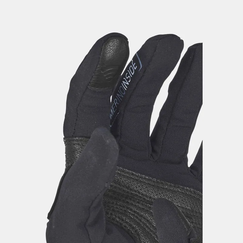 Nahaufnahme eines schwarzen Ortovox 185 Rock n Wool Glove Liner Women. Die Fingerpartie zeigt Textur und das "Merino Inside"-Label.