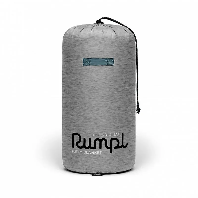 Grauer Packsack für Rumpl Original Puffy Blanket, mit Logo und Kordelzug.