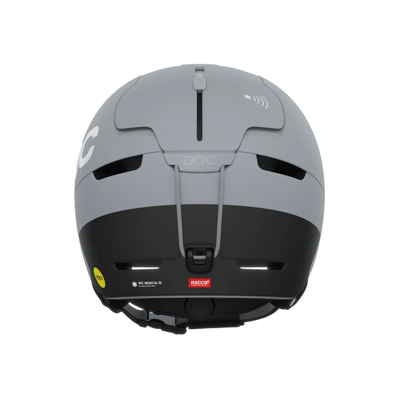 Grau-schwarzer Skihelm von hinten, mit Belüftungsschlitzen, "POC"-Logo und RECCO-Reflektor. Das MIPS-Logo ist auch sichtbar.
