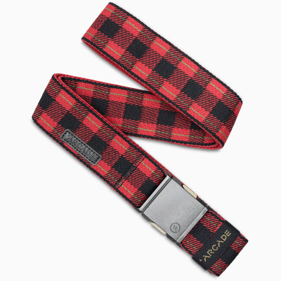 Roter Arcade Plaid Gürtel mit schwarzem Karomuster und Metallschnalle auf weißem Hintergrund.