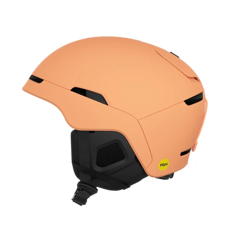 Pfirsichfarbener Skihelm mit schwarzen Akzenten und einem gelben MIPS-Aufkleber.