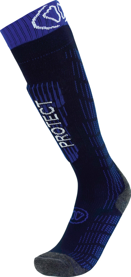 Schutzsocke für Skifahrer Dunkelblaue Skisocke mit Schienbeinschutz, seitlicher Aufschrift "PROTECT" und verstärkten Zonen an Zehen und Ferse.