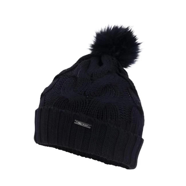 Schwarze Strickmütze mit großem, dunklen Bommel und kleinem, rechteckigem Markenemblem am unteren Rand.