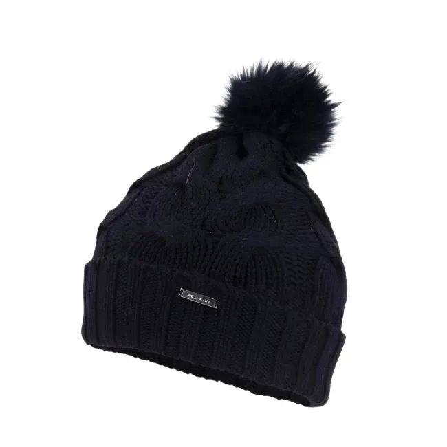 Schwarze Strickmütze mit großem, dunklen Bommel und kleinem, rechteckigem Markenemblem am unteren Rand.