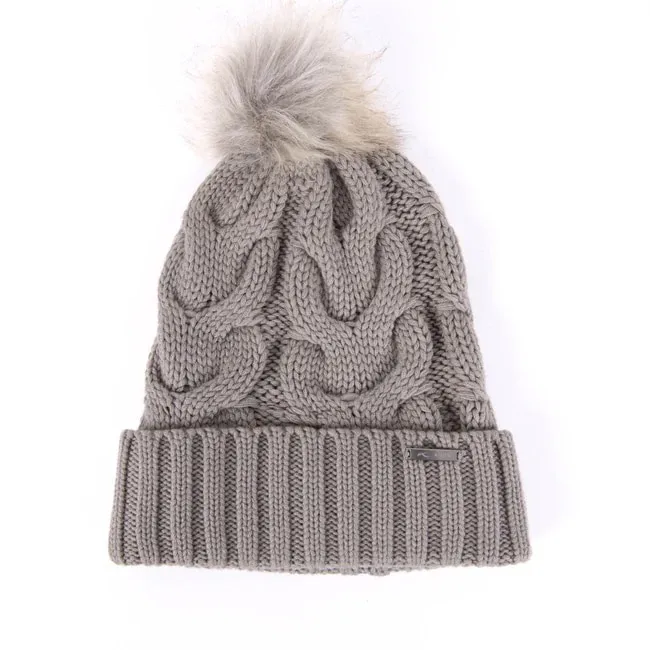 Hellgraue Strickmütze mit Zopfmuster und einem großen, flauschigen Bommel oben, Rippstrickrand.