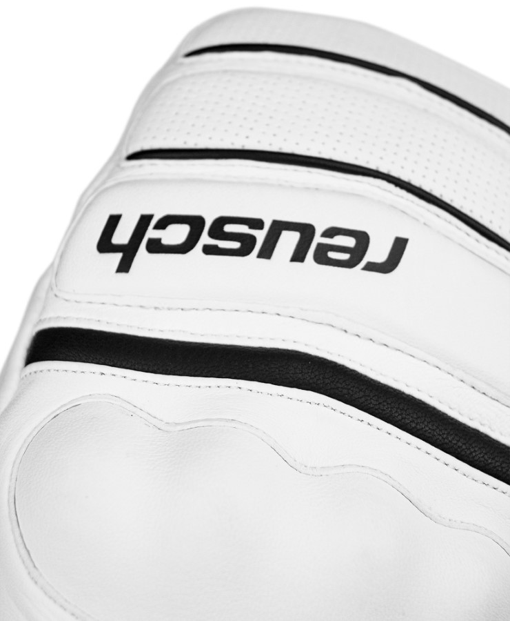 Weißer Reusch Fäustling Detailaufnahme des weißen Reusch World Champ Fäustlings mit schwarzem Logo und Zierstreifen.