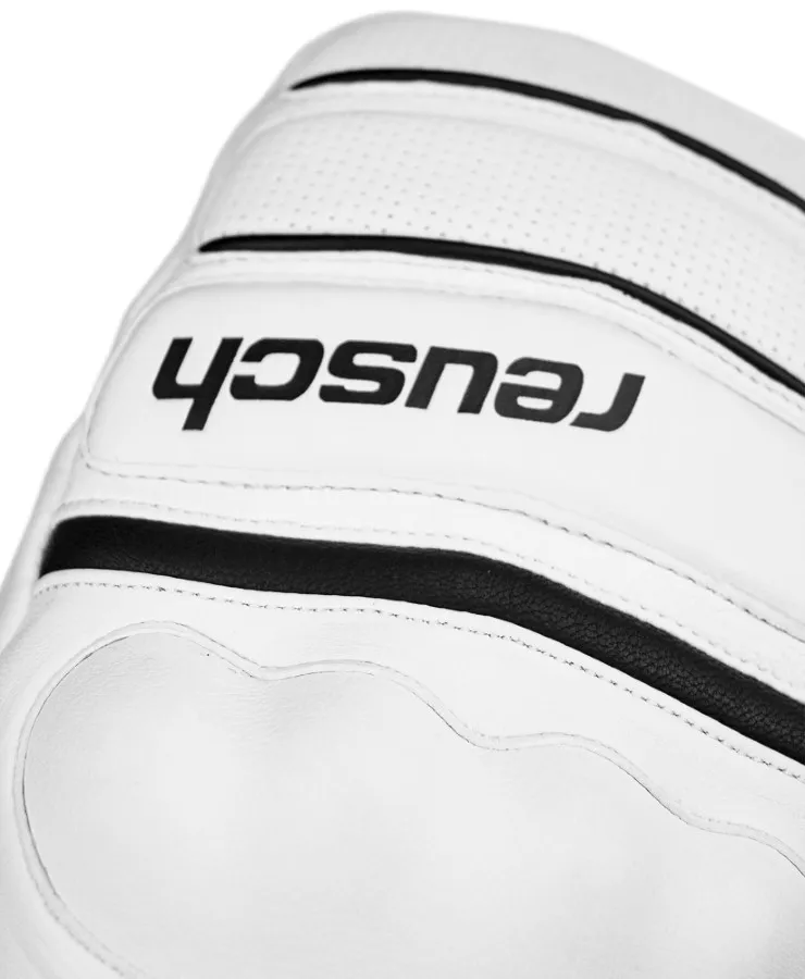 Detailaufnahme des weißen Reusch World Champ Fäustlings mit schwarzem Logo und Zierstreifen.