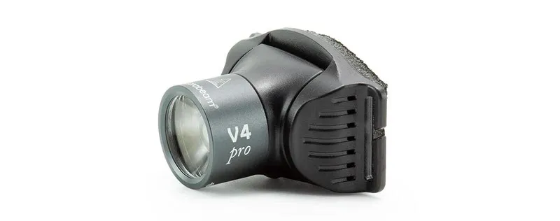 Nahaufnahme der Suprabeam V4 pro, einer anthrazitfarbenen, wiederaufladbaren Stirnlampe mit klarem Objektiv und schwarzem Schaumstoffpolster.