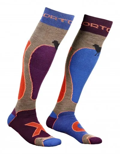 Zwei bunte Skisocken aus Merinowolle mit hohem Schaft, jede Socke hat ein farblich anderes Design.