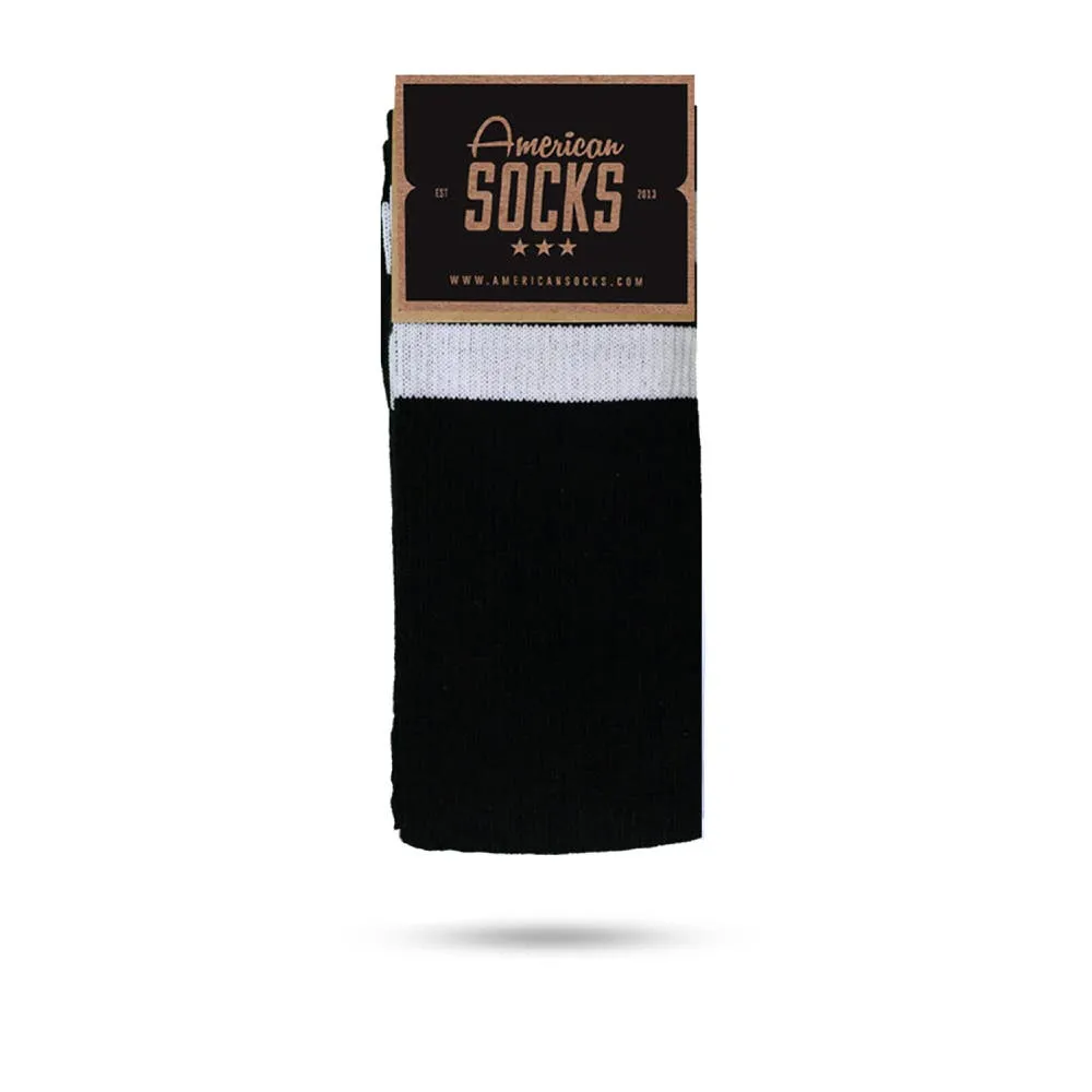 Klassische, mittelhohe, schwarze Socken mit weißem Bund und Logo-Etikett.