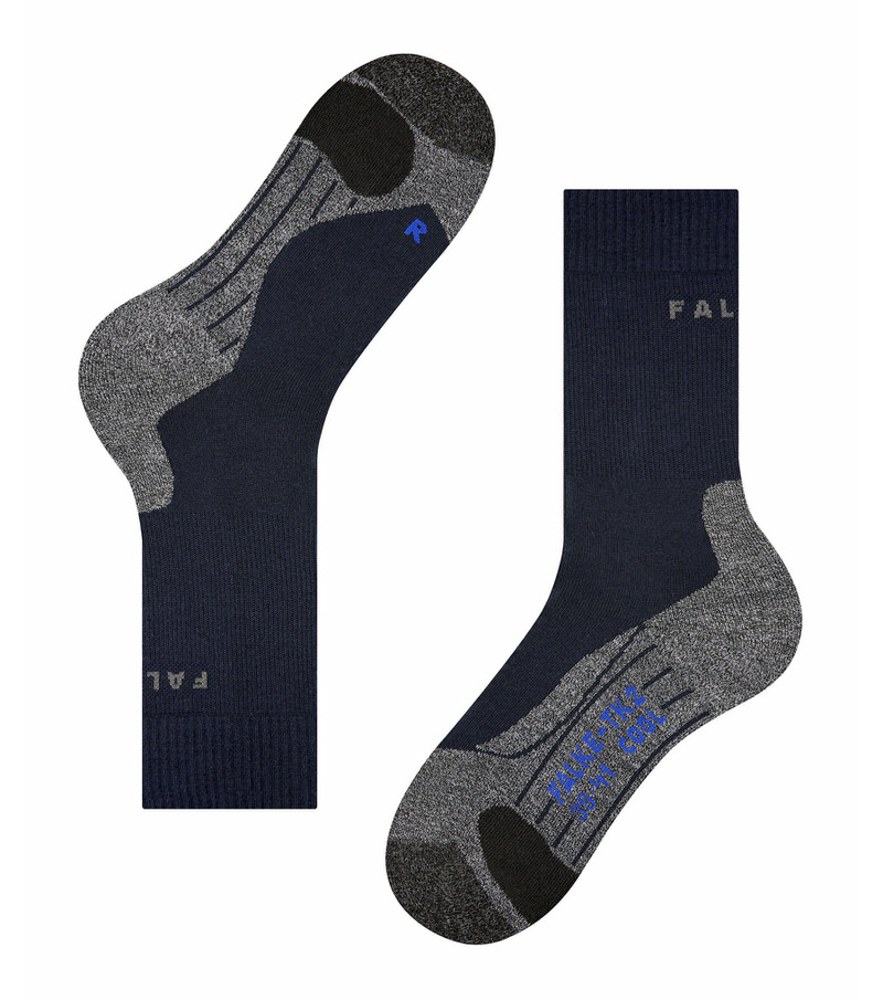 Marinefarbene Trekking Socken Zwei marinefarbene Trekking Socken, mittelhoch, mit grauen und schwarzen Details.