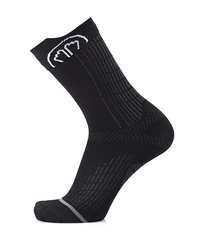 Eine schwarze Socke, aufrecht stehend, mit einem weißen Logo am oberen Rand und grauen Akzenten.