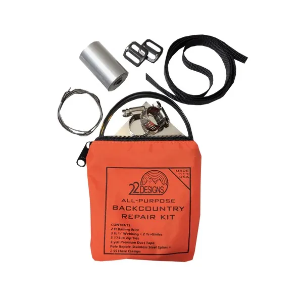Orangefarbenes Reparaturset "22 DESIGNS ALL-PURPOSE BACKCOUNTRY REPAIR KIT" auf weißem Hintergrund geöffnet. Um die Tasche liegen Klebeband, 2 Metallschieber, Draht, Gurtband, Schlauchschellen und Metallschiene.
