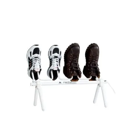 Alpenheat Radiator AD8 mit zwei Paar Schuhen zum Trocknen auf weißem Gestell.