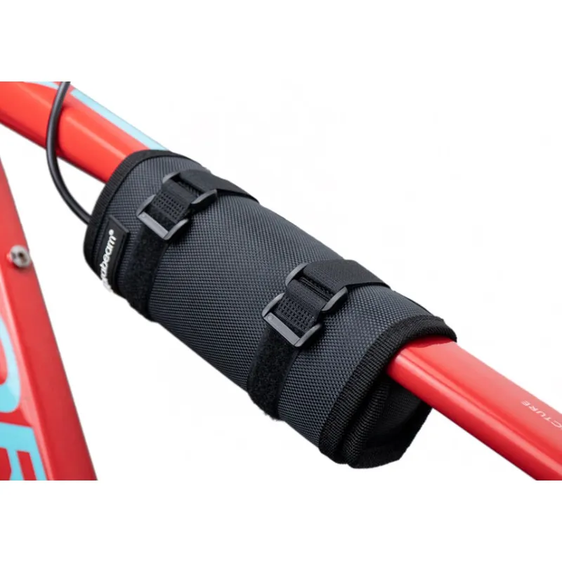 Befestigte Suprabeam B6r Powerpack-Tasche mit Klettverschlüssen am Fahrradrahmen.