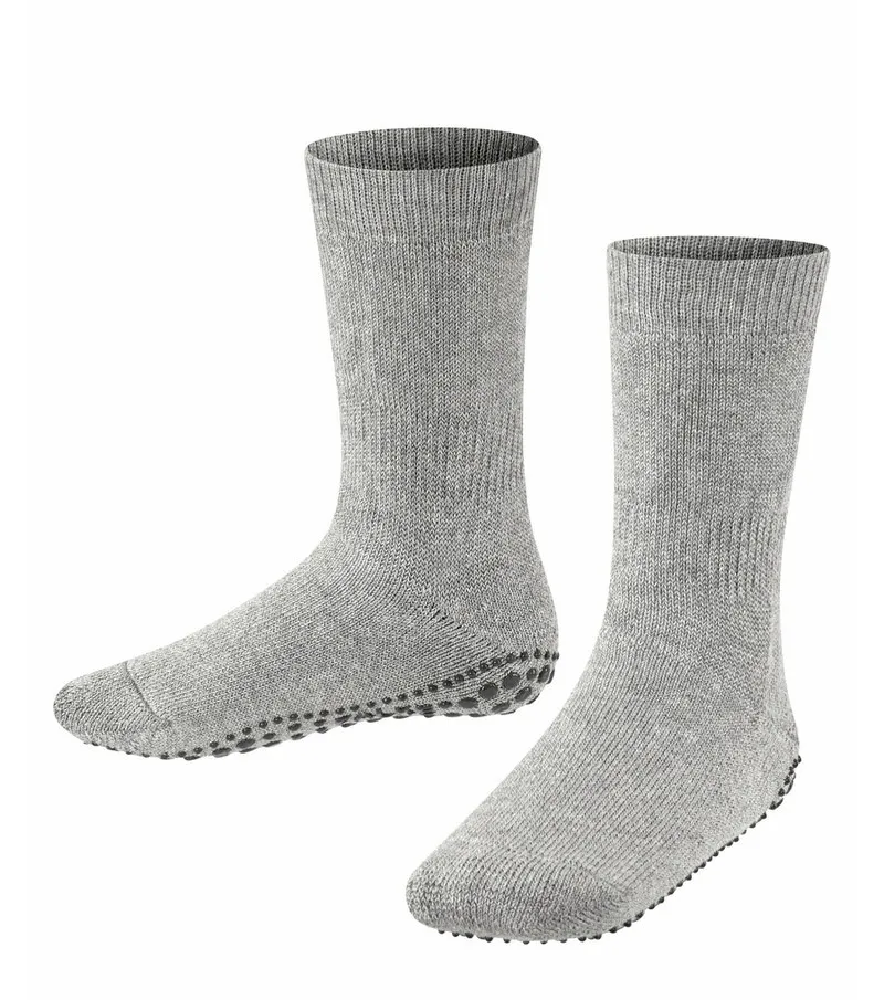 Zwei hellgraue Kinder Socken von Catspads, mit Noppen an der Sohle.
