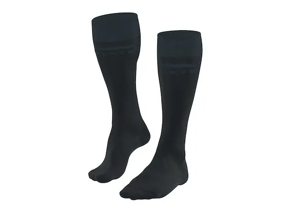 Zwei schwarze FALKE SK7 Race Skiing Kniestrümpfe, Frontansicht, mit Logo am oberen Schaft.