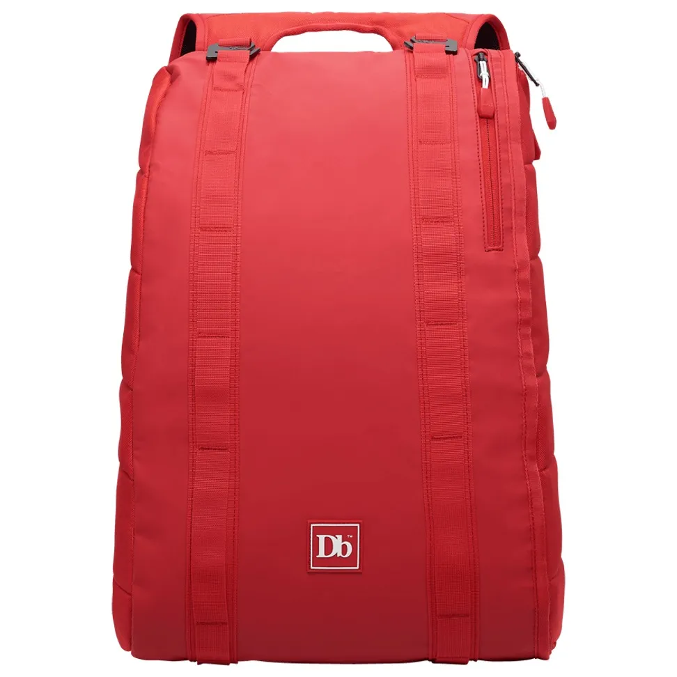 Roter Douchebags The Base 15L Rucksack von vorn, mit Tragegurten und kleinem Db-Logo.