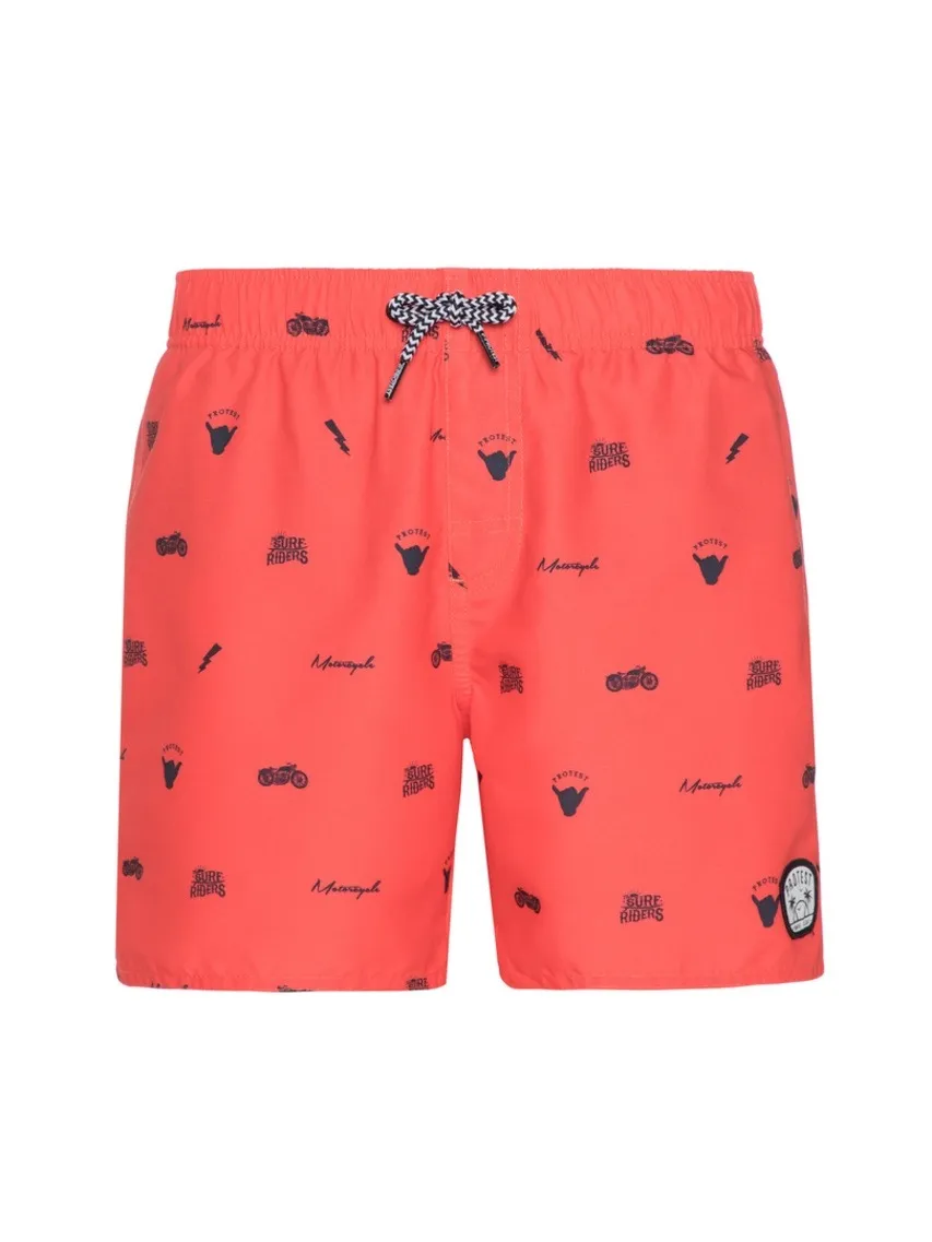 Rote Badeshorts mit einem elastischen Bund und schwarz-weiß karierten Kordeln. Das Muster besteht aus schwarzen Motiven wie Motorrädern, Händen, Blitzen und Schriftzügen. Ein rundes Logo befindet sich am unteren rechten Saum.