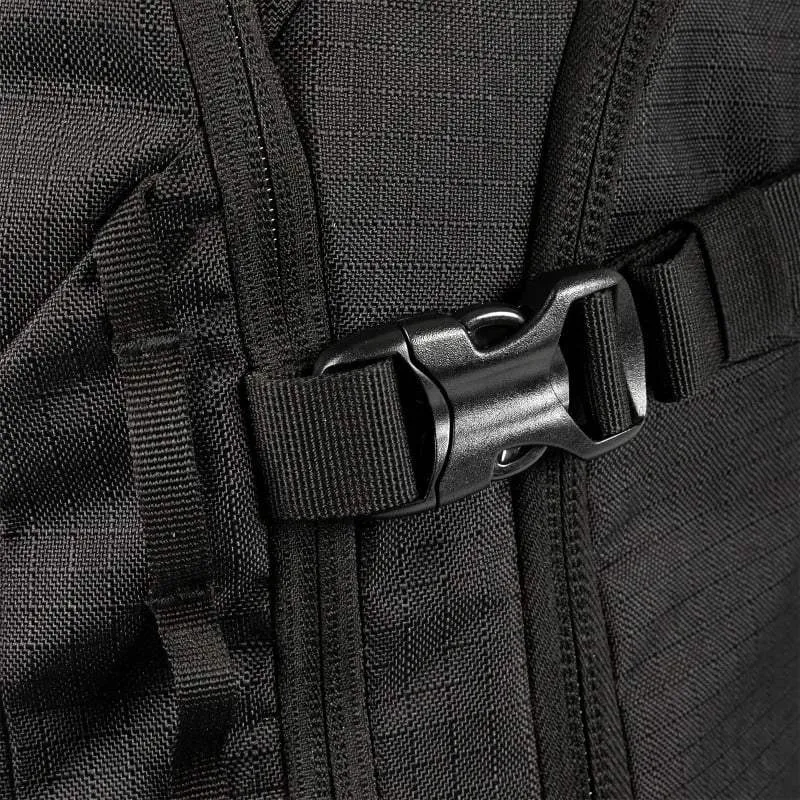Detailaufnahme einer schwarzen Schnalle und Gurtband am Jones Further 25L Rucksack.